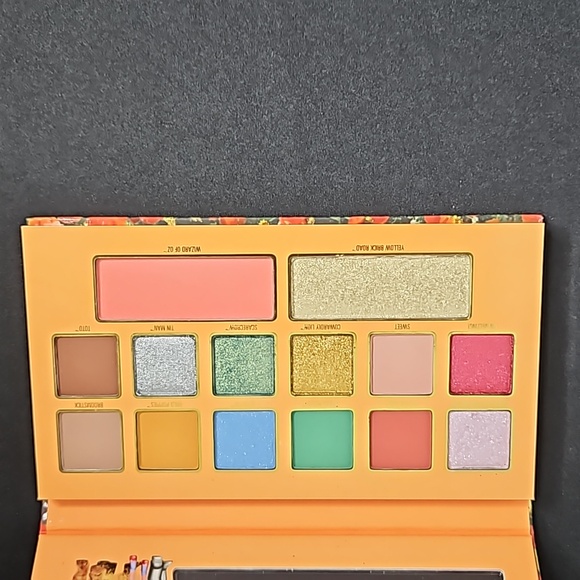 Kylie Cosmetics & Wizard of Oz Eye and Face Pressed Powder Palette - Picture 4 of 8